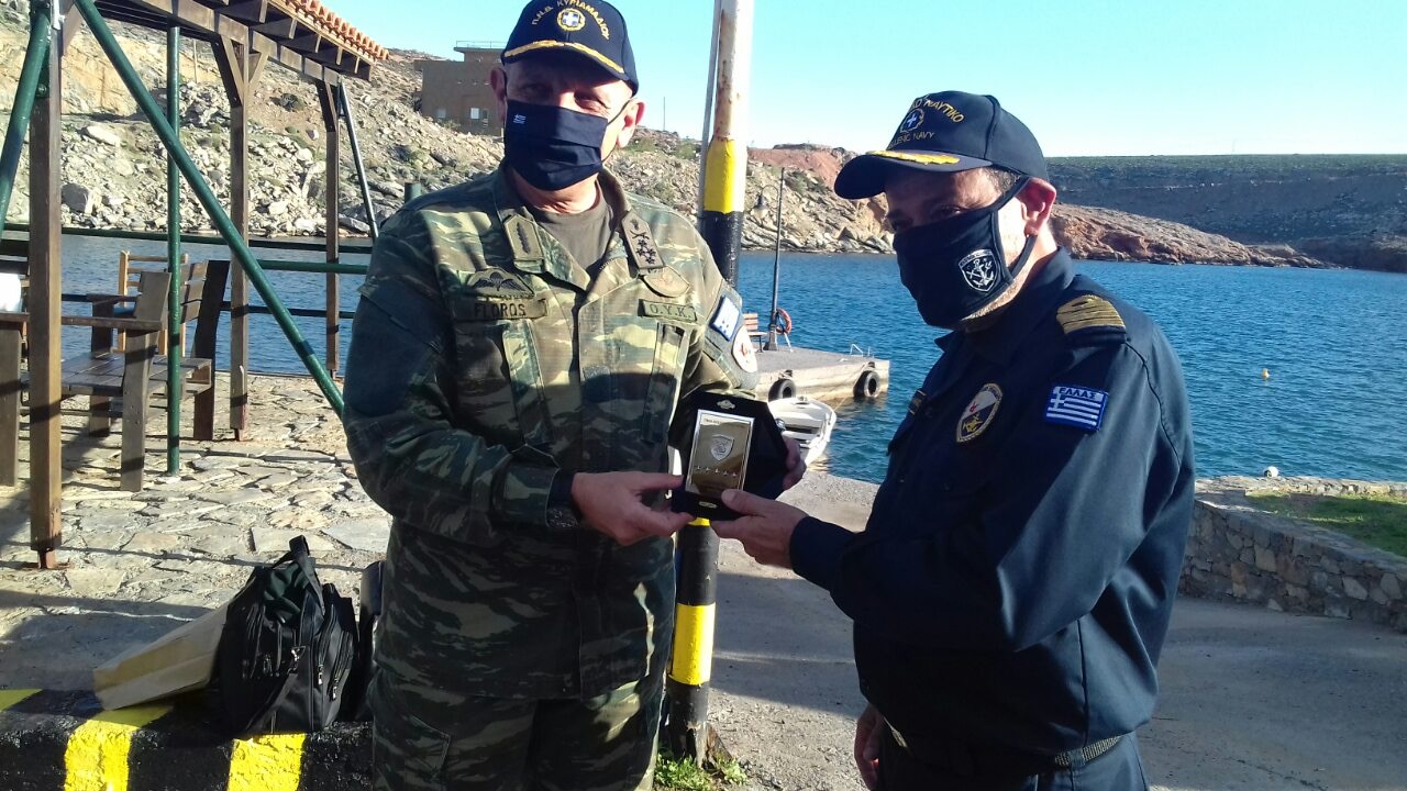 General Floros with the commander of the Kyriamadi base, Lieutenant Panagiotis Kalathakis.