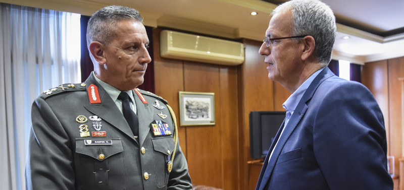 Ο αντιστράτηγος Κωνσταντίνος Φλώρος (τότε υπαρχηγός ΓΕΕΘΑ) με τον πρώην αναπληρωτή υπουργό Αμυνας Παναγιώτη Ρήγα