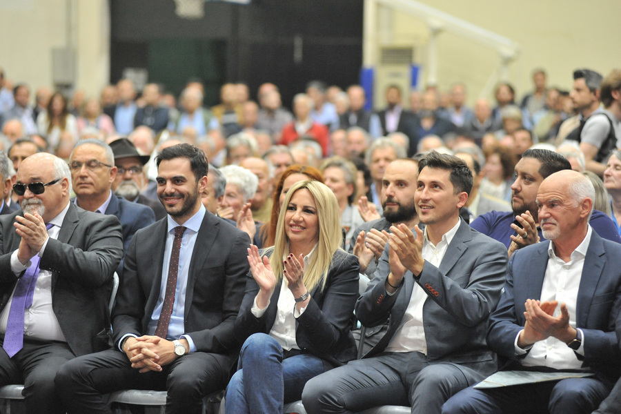 Από αριστερά: Ι. Βαρδακαστάνης, ο γραμματέας του ΚΙΝΑΛ Μ. Χριστοδουλάκης, η Φώφη Γεννηματά, ο υποψήφιος ευρωβουλευτής Παύλος Χρηστίδης και ο Γιώργος Παπανδρέου