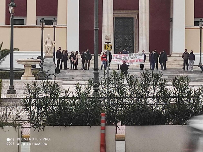 Οι φοιτητές στην ταράτσα της πρυτανείας