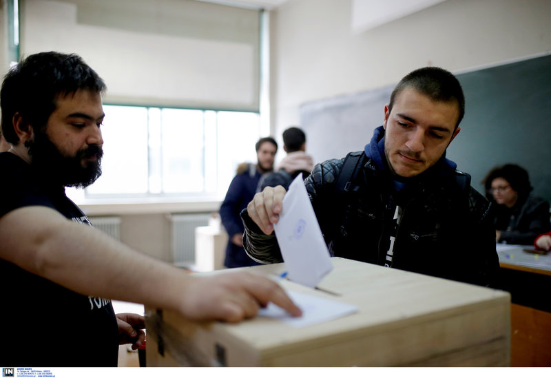 Φοιτητής βάζει τη ψήφο του στην κάλπη που έχει στηθεί για τις φοιτητικές εκλογές στο ΑΠΘ
