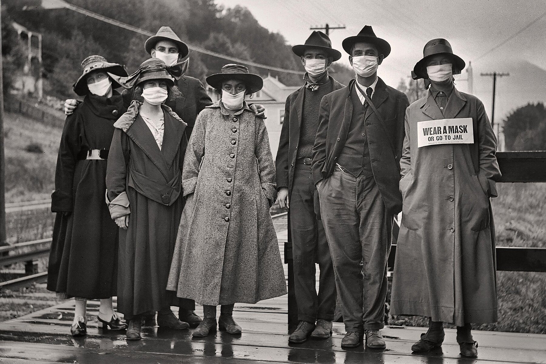 Άνδρες και γυναίκες με λευκές μάσκες στην διάρκεια της πανδημίας στην  Καλιφόρνια του 1918.