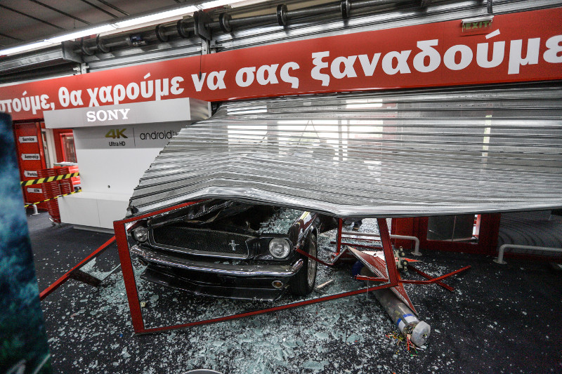 Το εντυπωσιακό αυτοκίνητο έγινε σμπαράλια
