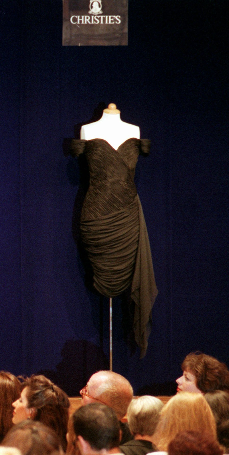 Revenge dress: Το «φόρεμα εκδίκησης» της πριγκίπισσας Νταϊάνα -Η ιστορία του πιο τολμηρού της ρούχου, Ελληνίδας σχεδιάστριας 3 Το φόρεμα της πριγκίπισσας Νταϊάνα σε δημοπρασία