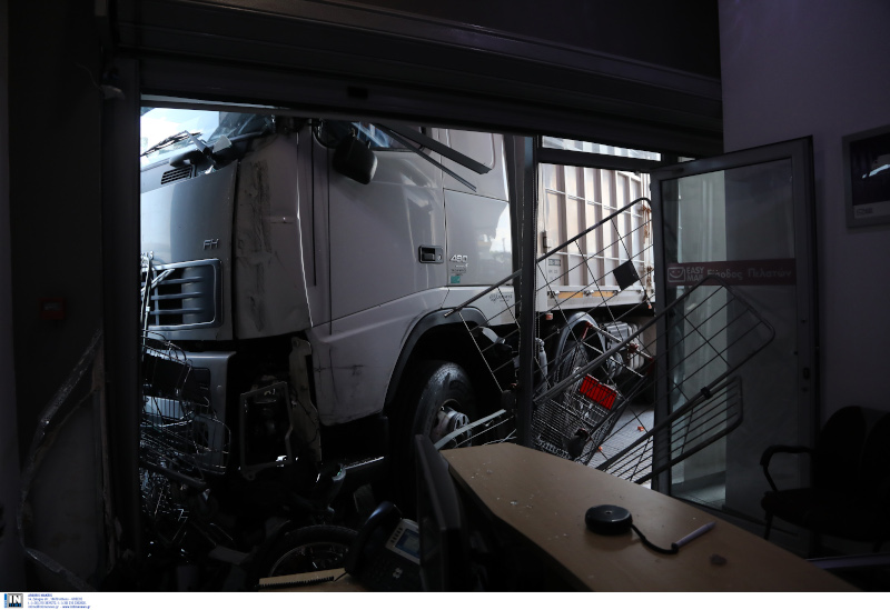 Το φορτηγό που εισέβαλε στο κατάστημα