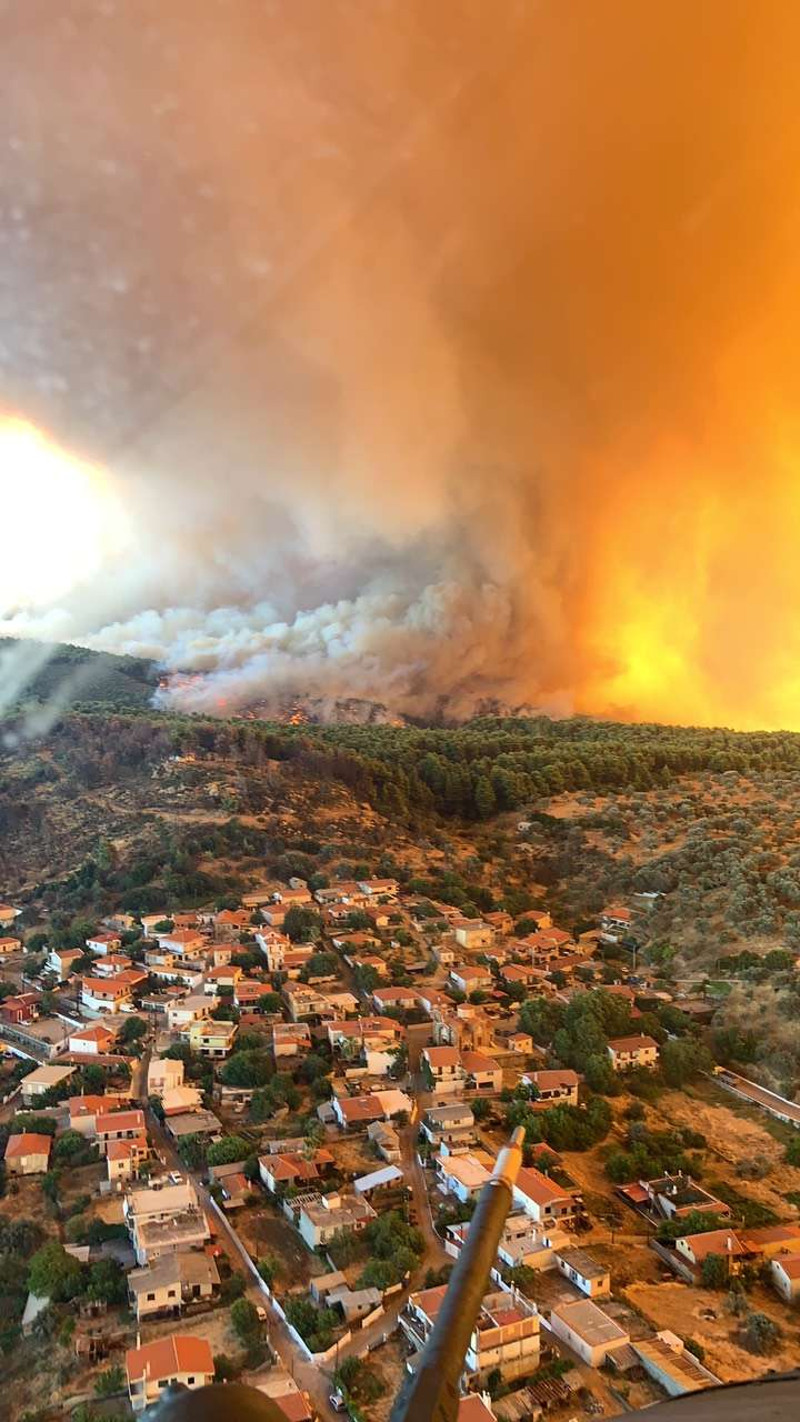 Η φωτιά στην Εύβοια μέσα από το πιλοτήριο των Chinook 