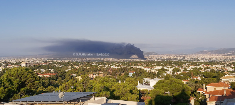 πυκνός μαύρος καπνός πάνω από τη Μεταμόρφωση λόγω της φωτιάς