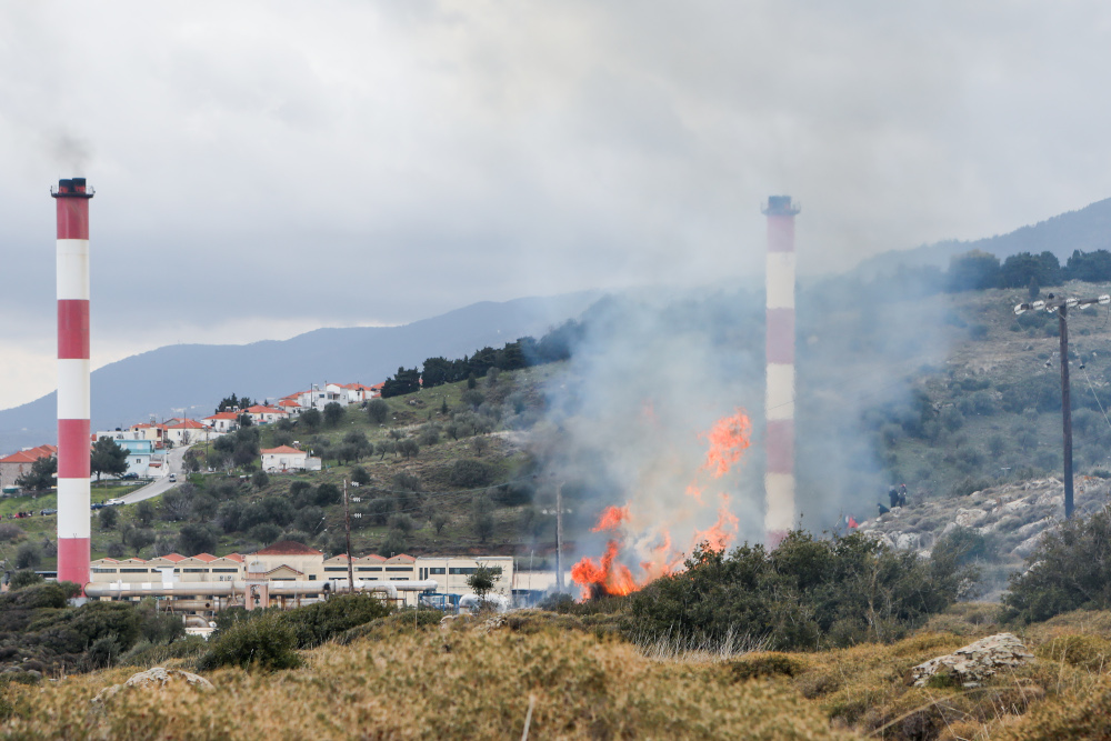 Φωτιά κοντά σε εργοστάσιο της ΔΕΗ στη Λέσβο