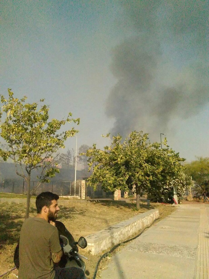 Εικόνες από τη φωτιά στον περιβάλλοντα χώρο του θεάτρου πριν από λίγο
