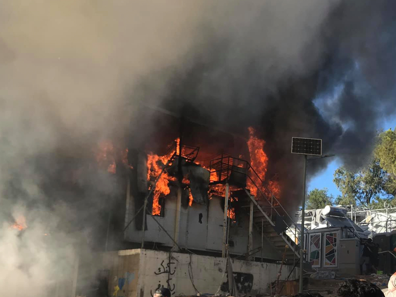 Κοντέινερ καίγεται στη Μόρια