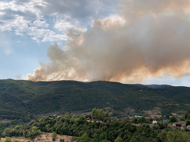 Μεγάλη φωτιά στη Σκουτερά Αγρινίου