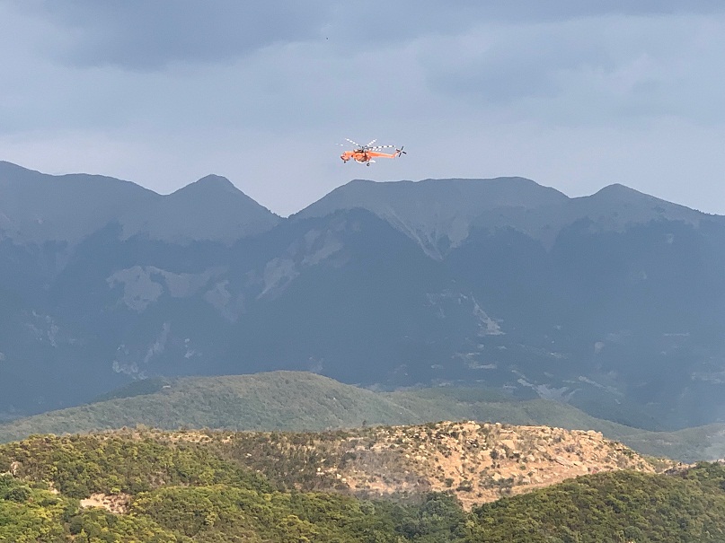 Και εναέρια μέσα στην προσπάθεια κατάσβεσης