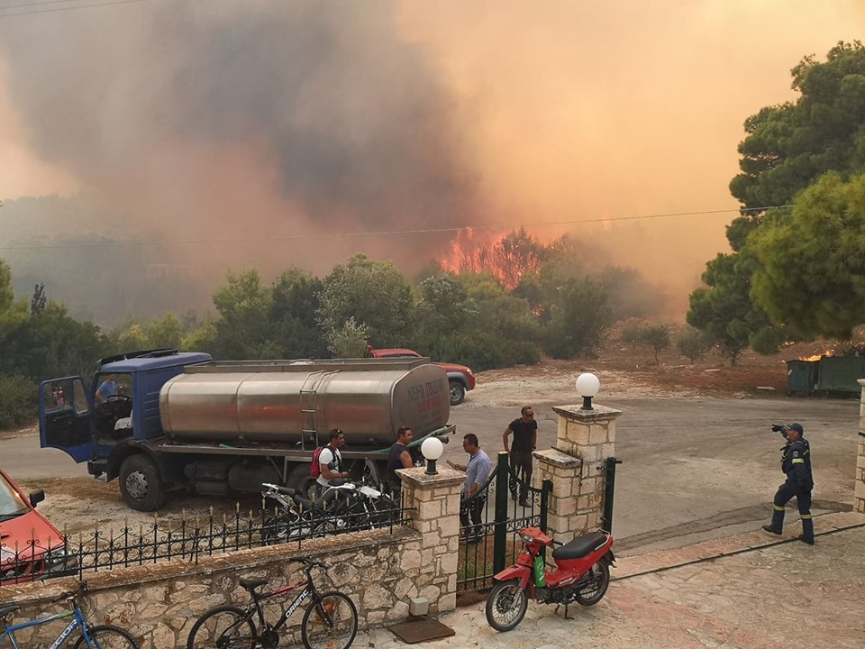 Υδροφόρα έξω από κατοικία στη Ζάκυνθο την ώρα που οι φλόγες βρίσκονται σε απόσταση αναπνοής