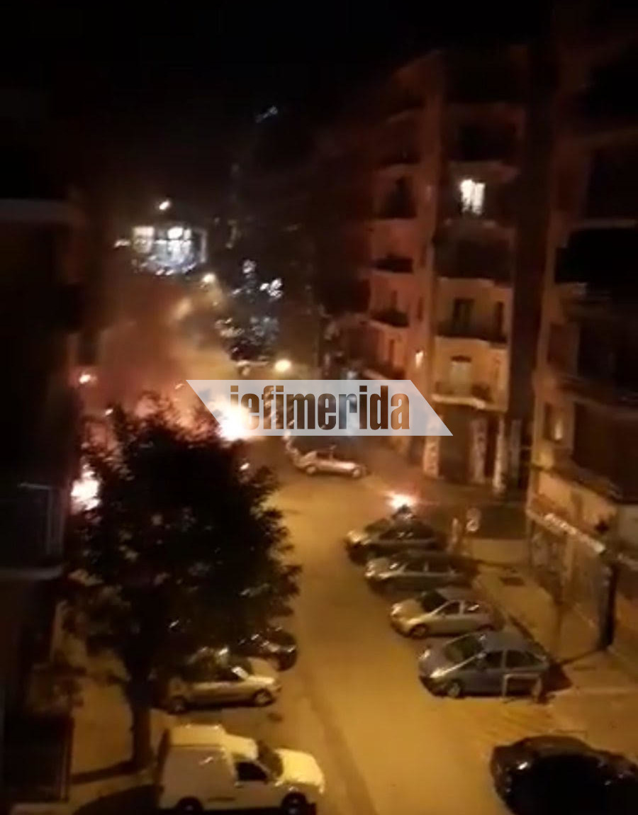 Φωτιές σε δρόμο των Εξαρχείων το βράδυ της Τετάρτης