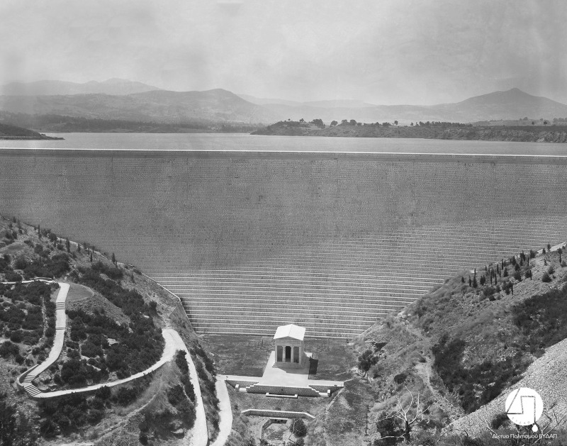 Άποψη του Φράγματος και του κτίσματος, αντιγράφου του Θησαυρού των Αθηναίων, περίπου 1931/Φωτογραφία: Ιστορικό Αρχείο ΕΥΔΑΠ
