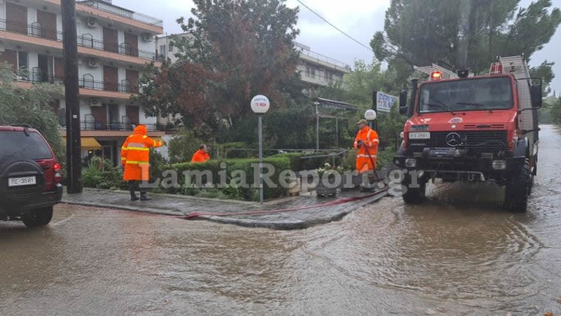 Πυροσβέστες κάνουν αντλήσεις υδάτων