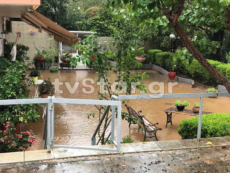 Πλημμυρισμένη αυλή