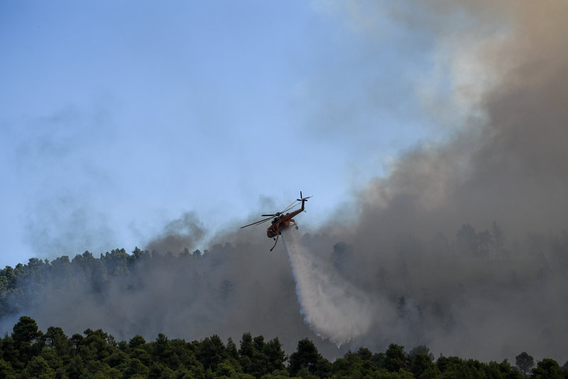 Το μεγάλο στοίχημα είναι να μπορέσουν τα εναέρια μέσα να περιορίσουν το μέτωπο της φωτιάς πριν ενισχυθούν ξανά οι άνεμοι