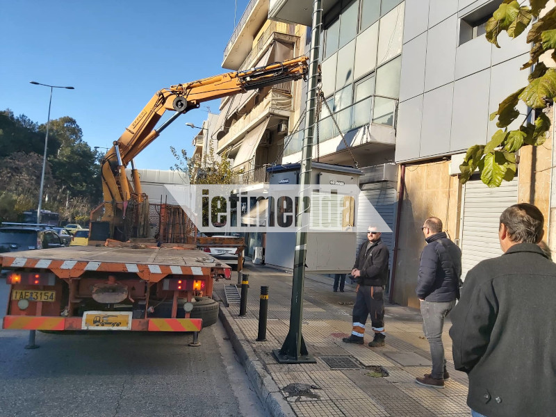 Το φυλάκιο έξω από τα παλαιά κεντρικά γραφεία της Χρυσής Αυγής