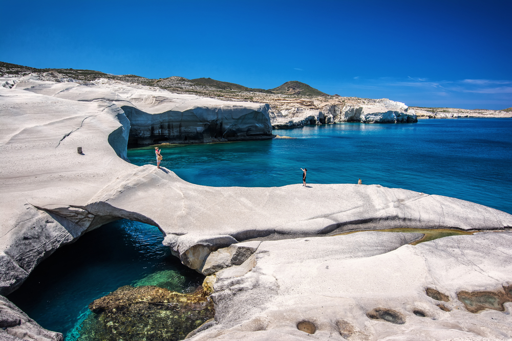 Γκρι βράχοι και γαλαζοπράσινα νερά στο νησί της Μήλου