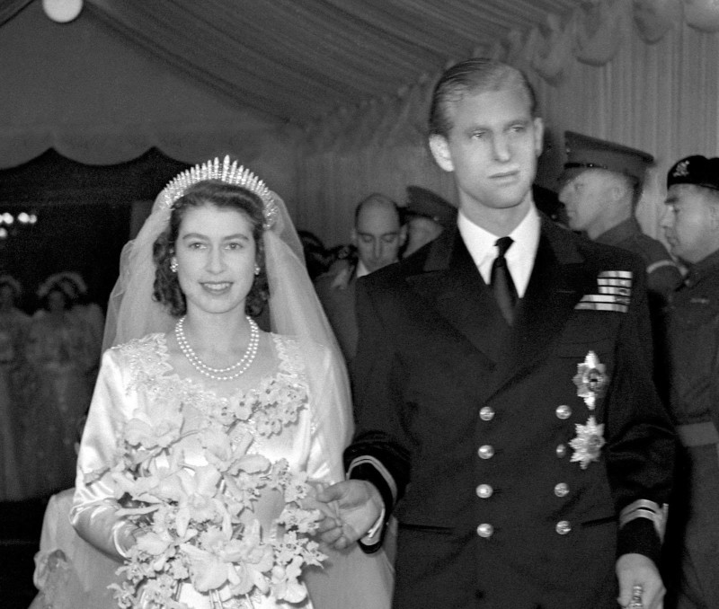 Η βασίλισσα Ελισάβετ με την ίδια τιάρα στον γάμο της με τον πρίγκιπα Φίλιππο 
