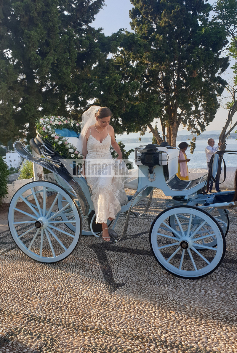 Η Λένα Γκαραμπεντιάν κατεβαίνει από την ανθοστόλιστη αμαξα