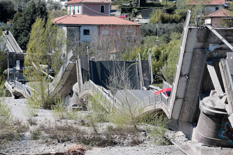 Σαν πύργος από τραπουλόχαρτα έπεσε η γέφυρα κοντά στην πόλη Άουλα της Ιταλίας