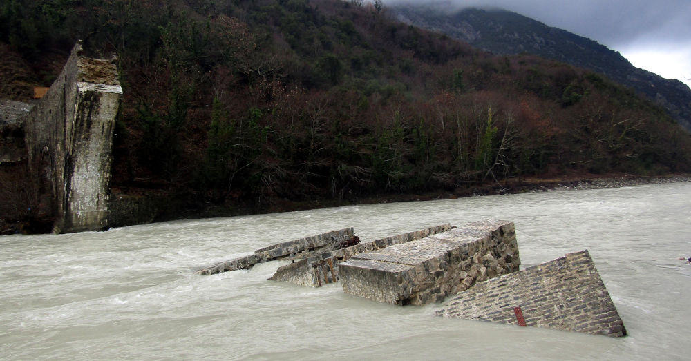 Τα ερείπια από το γεφύρι της Πλάκας μετά στα Τζουμέρκα