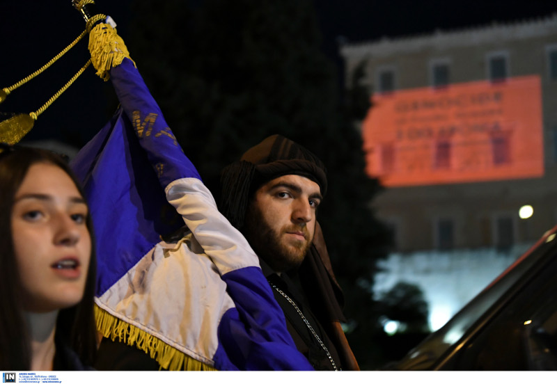 Κόκκινο και μαύρο χρώμα στο φωτισμό της Βουλής / Φωτογραφία: INTIME NEWS