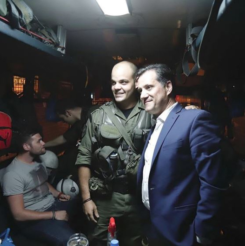 Ο Α.Γεωργιάδης μαζί με τους άνδρες των ΜΑΤ