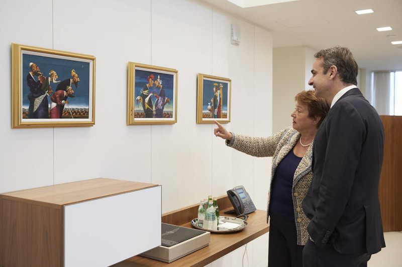 Ο πρωθυπουργός Κυριάκος Μητσοτάκης μπροστά από πίνακες συνομιλεί με τη Γενική Διευθύντρια του Διεθνούς Νομισματικού Ταμείου (ΔΝΤ) , Κρισταλίνα Γκεοργκίεβα