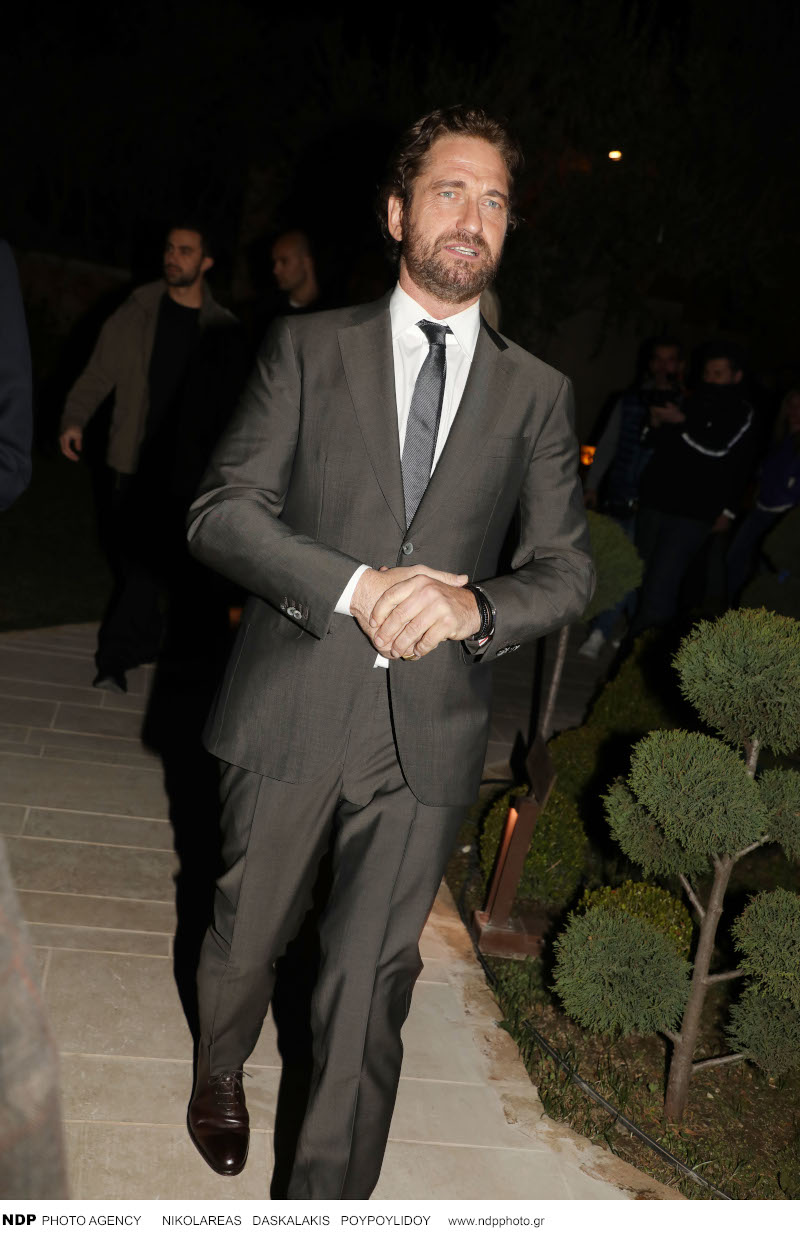 Κομψότατος με γκρι κοστούμι ο Τζέραρντ Μπάτλερ κατέφθασε στο ξενοδοχείο