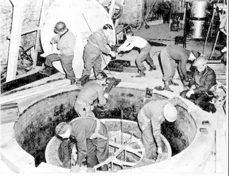 Αμερικανοί και Βρετανοί επιθεωρούν τον πειραματικό πυρηνικό αντιδραστήρα των Ναζί στο Χάιγκερλοχ.  