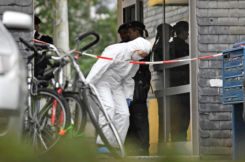 Ερευνητές έξω από το διαμέρισμα που δολοφονήθηκαν τα 5 παιδιά