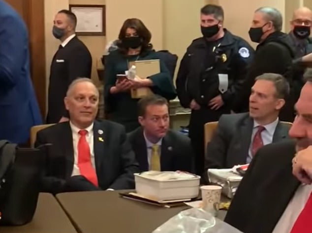 Ρεπουμπλικάνοι γερουσιαστές χωρίς μάσκα μέσα στο καταφύγιο
