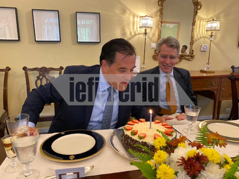 Μετά το Happy Birthday ο κ.Γεωργιάδης έσβησε το κεράκι