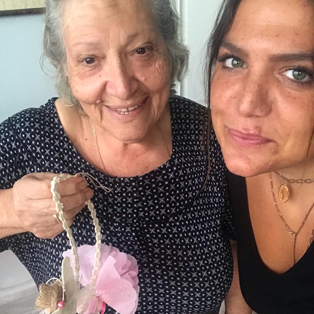 Η Δανάη Μπάρκα σε φωτογραφία της στο Instagram μαζί με την αγαπημένη της γιαγιά Τούλα