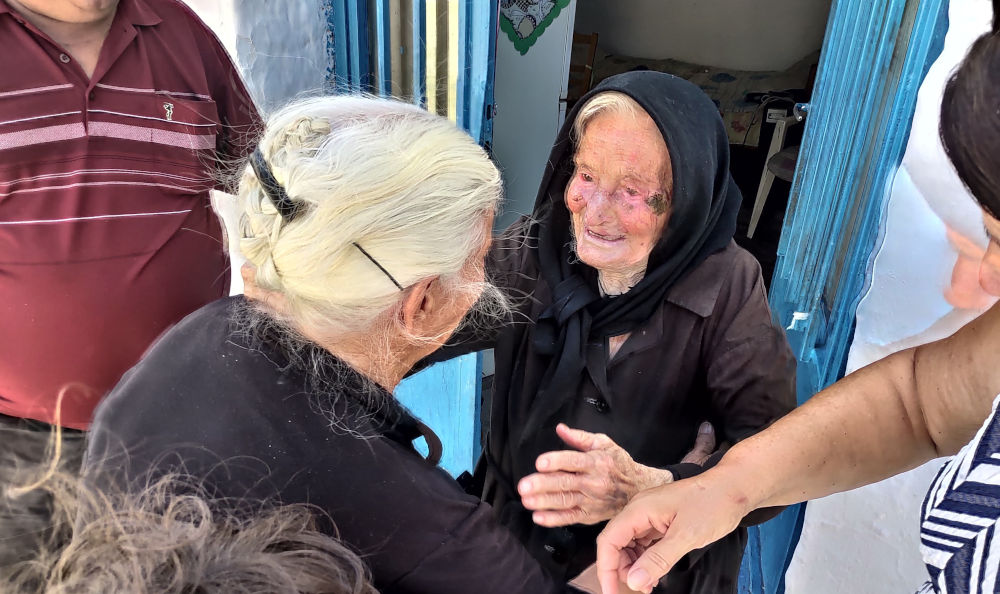 Οι δύο αδερφές, 93 και 107 ετών συναντήθηκαν σε χωριό της Κρήτης