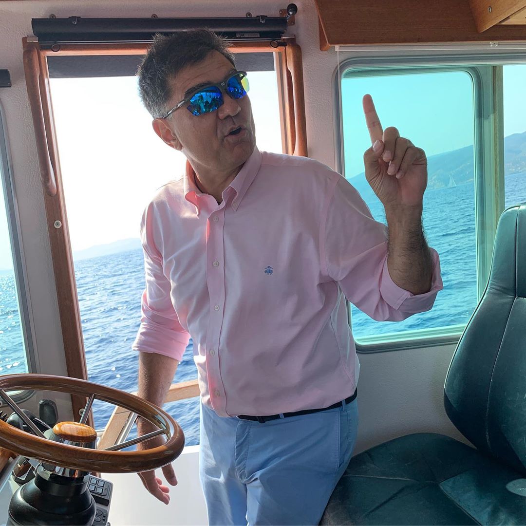 Γιάννης Βαρδινογιάννης στο καΐκι