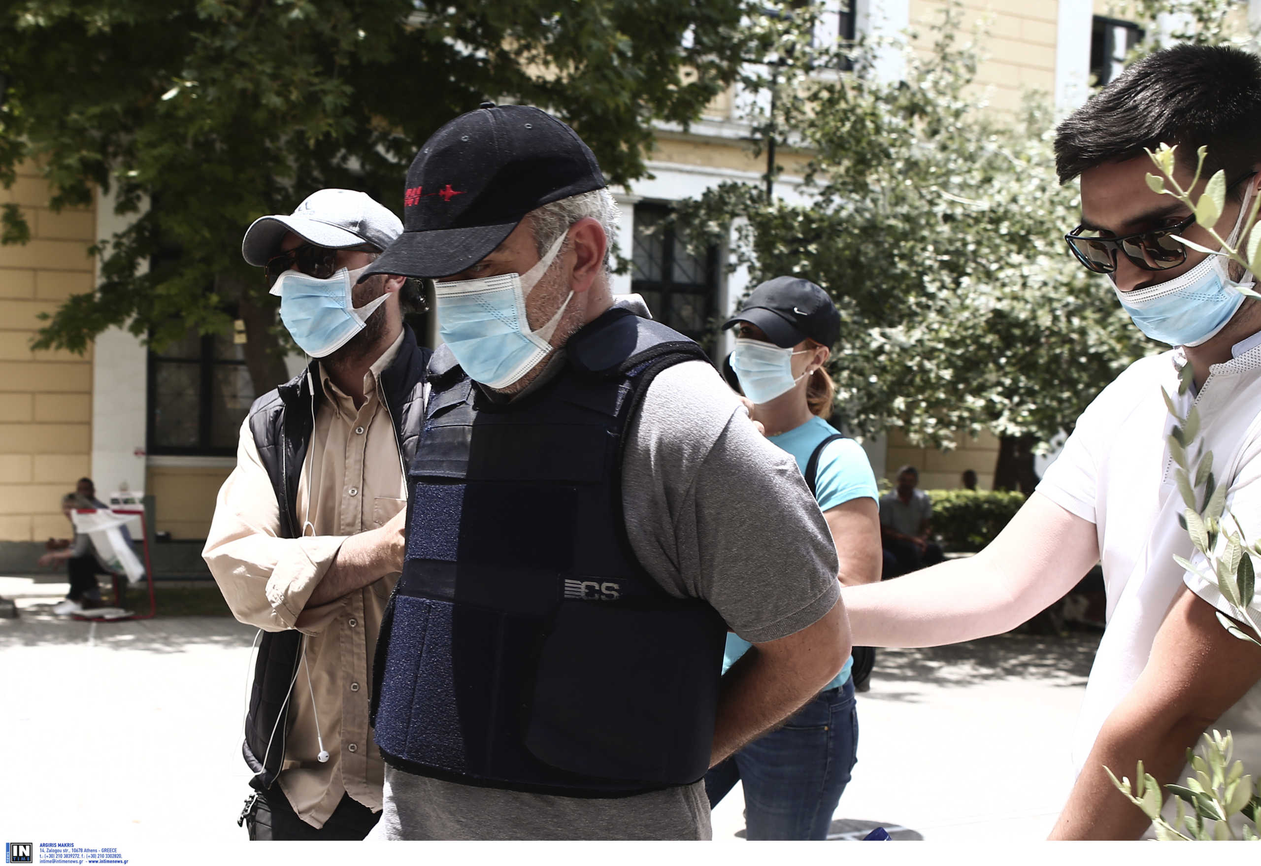 Ο γιατρός μαϊμού κατά την προσαγωγή του στο δικαστήριο