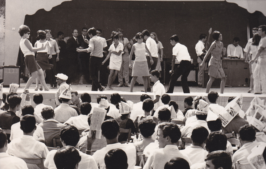 Χορός Γιεγιέδων, σε Μουσικό Πρωινό. (Φωτογραφία ίσως έτους 1966. Αρχείο Γιάννης Νέγρης)