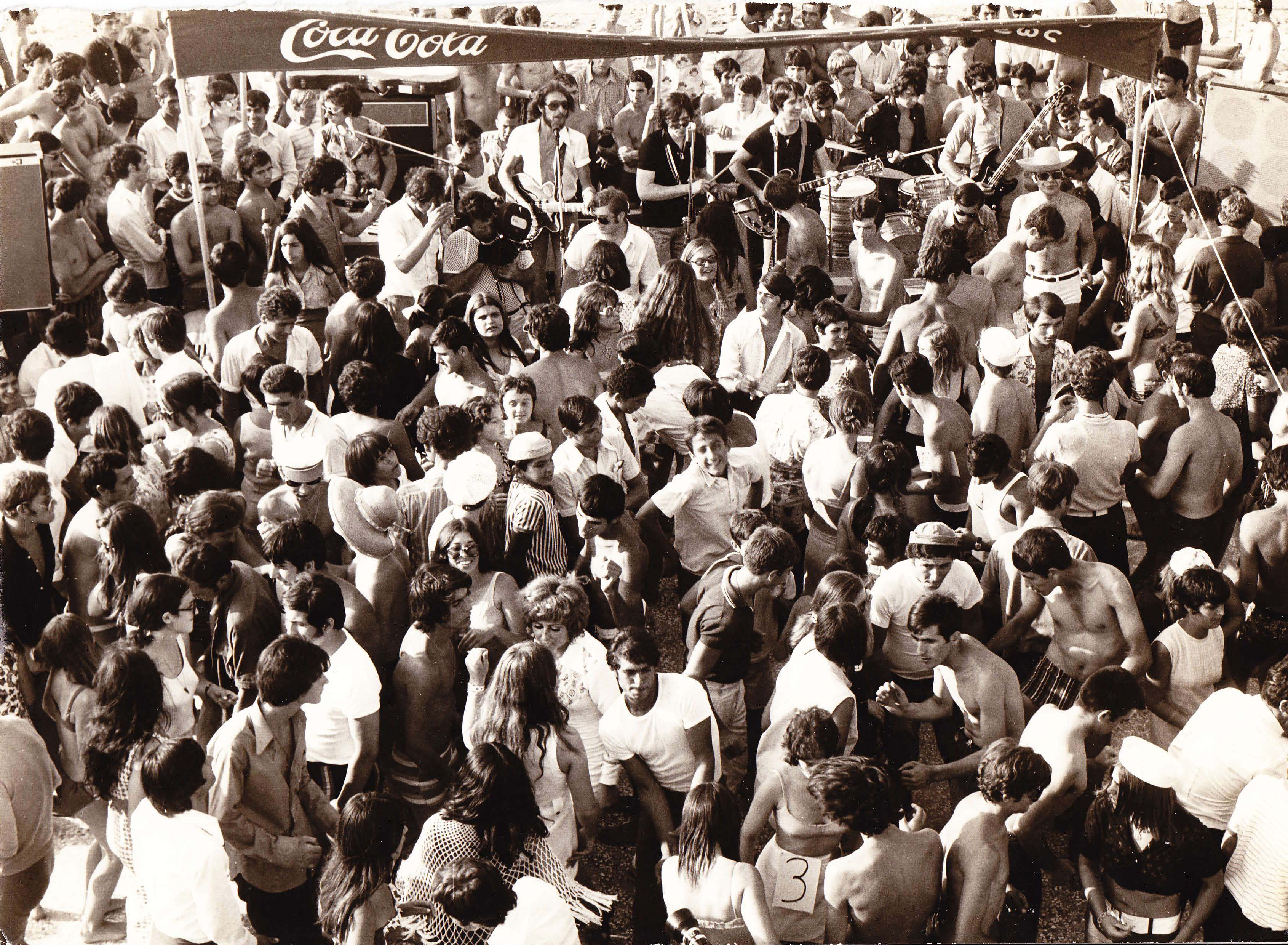 Beach party γιεγιέδων. Φωτογραφία έτους 1967 (;), Αρχείο Γιάννη Νέγρη.