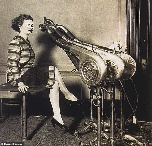 Γυναίκα στεγνώνει τα μαλλιά της σε τεράστια... πιστολάκια τη δεκαετία του 1920