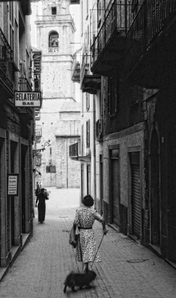 Μία από τις φωτογραφίες που είναι πιο εύκολο να ταυτοποιηθεί είναι αυτή από κάποιο στενό σοκάκι ίσως στην Ιταλία