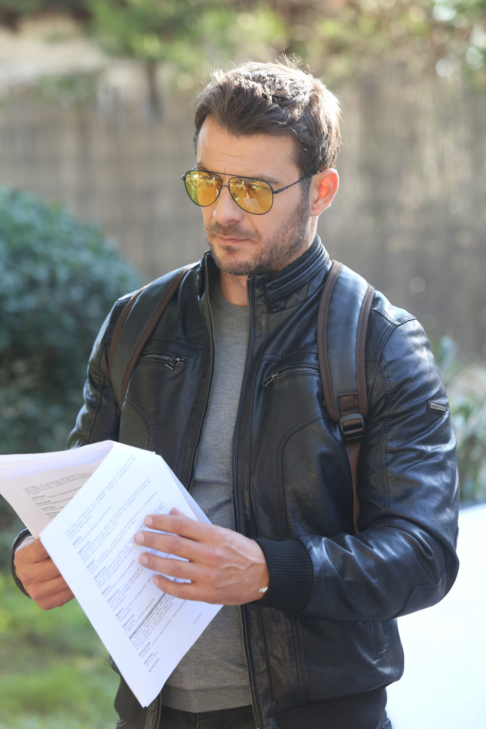 Ο Γιώργος Αγγελόπουλος με το σενάριο της σειράς «Αν Ήμουν Πλούσιος» στα χέρια
