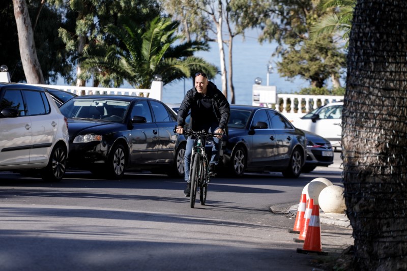 Ο Γιώργος Αμυράς κάνει ποδήλατο