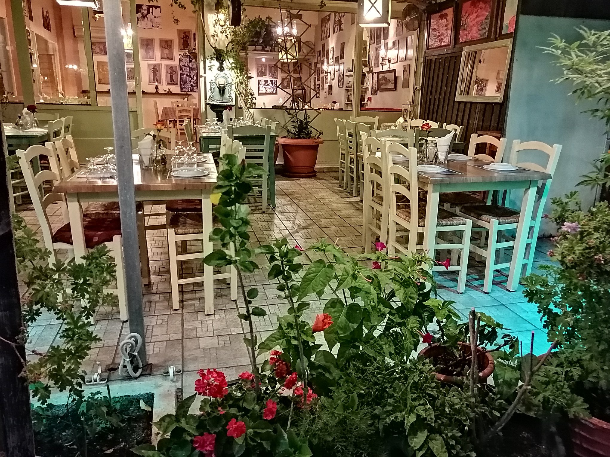 Η σάλα στα Γιουβετσάκια στην Ανω Γλυφάδα