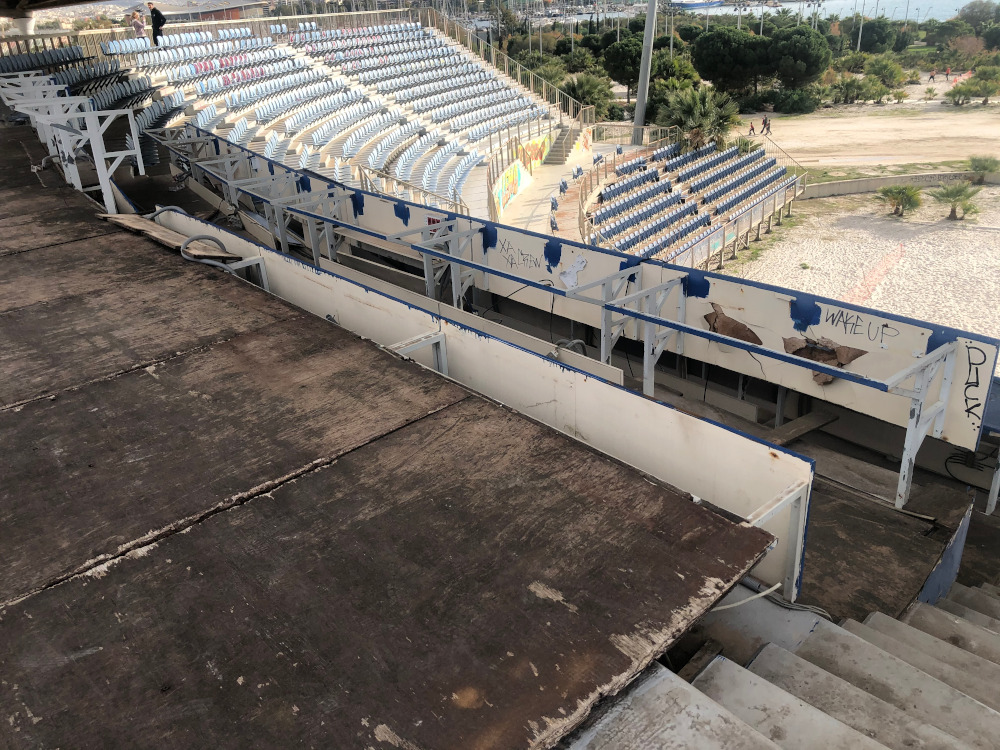 Τα δημοσιογραφικά με σπασμένα τραπέζια και σάπια ξύλα