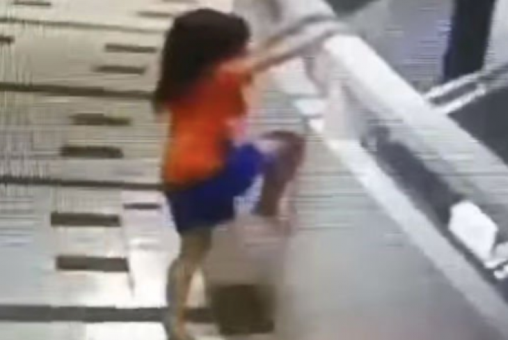 Η στιγμή που το κοριτσάκι σκαρφαλώνει στο μπαλκόνι του 11 ορόφου