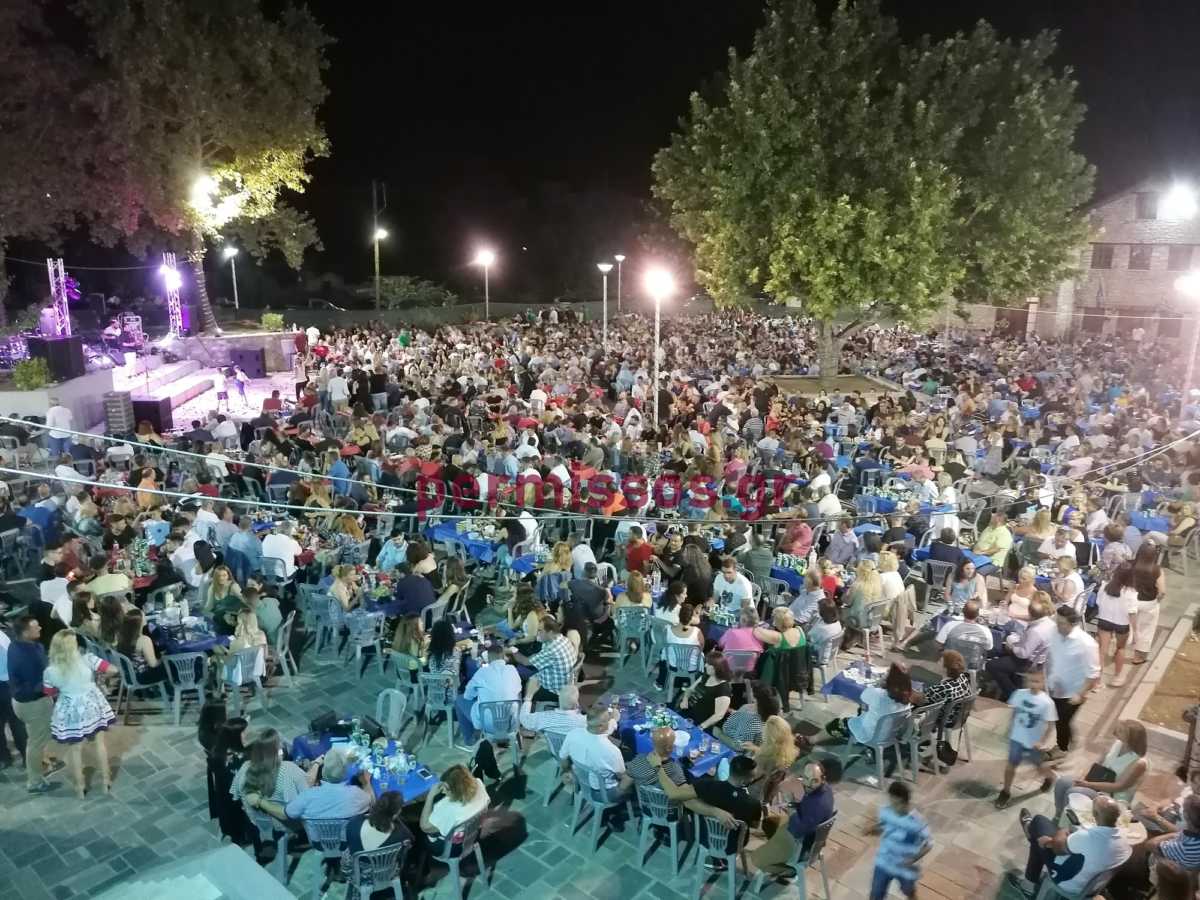 γλέντι στην πλατεία Αλιάρτου